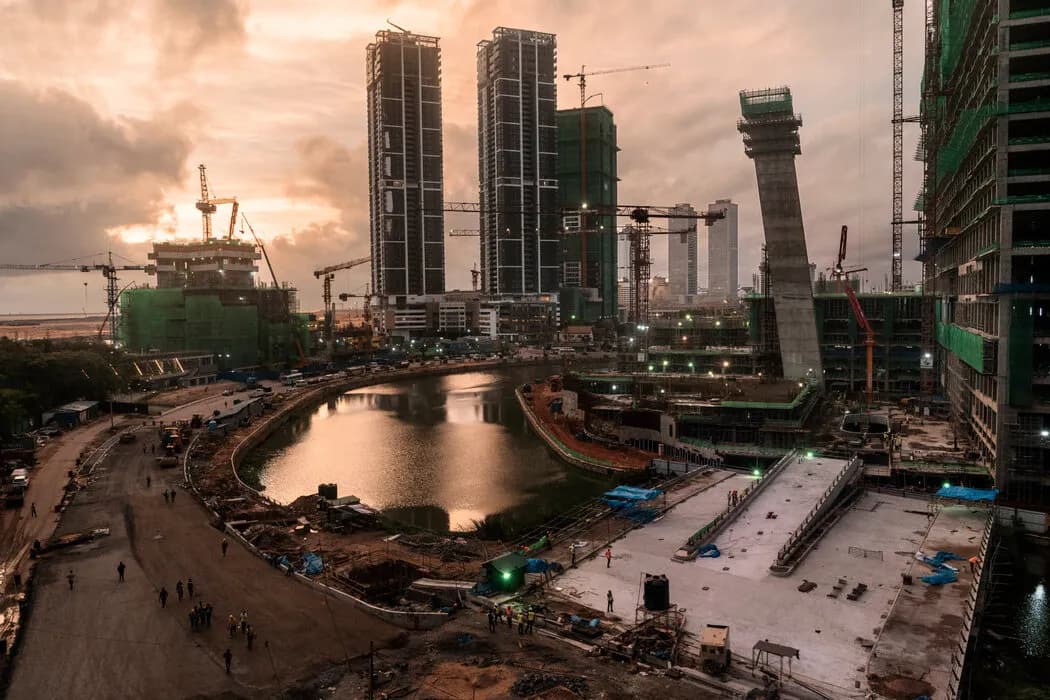 斯里兰卡科伦坡一处工地的中国建筑工人下班回家。 Adam Dean for The New York Times