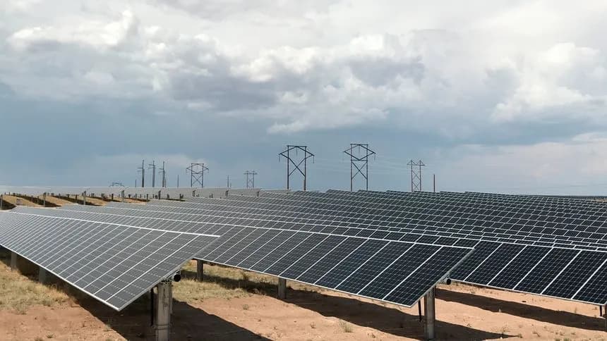 新墨西哥州的一个太阳能农场。美国已经采取措施，试图减弱中国对美国太阳能市场的主导地位。