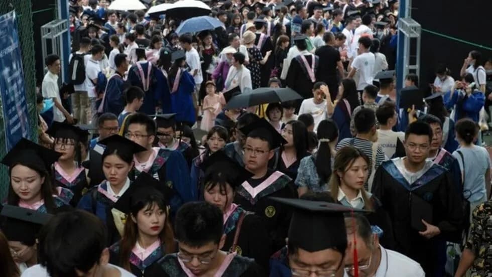 中国大学毕业生面临就业问题 © 路透社资料图片