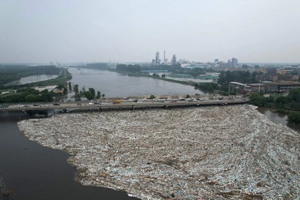 北京郊区暴雨过后河中漂浮的垃圾。首都的洪水被分流到河北省。 Jade Gao/Agence France-Presse — Getty Images
