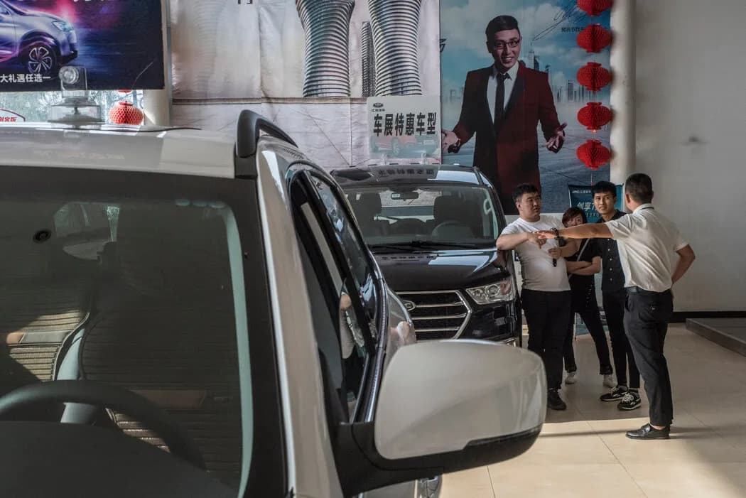 齐齐哈尔一家汽车经销店的顾客，摄于 2017 年。 Gilles Sabrié for The New York Times
