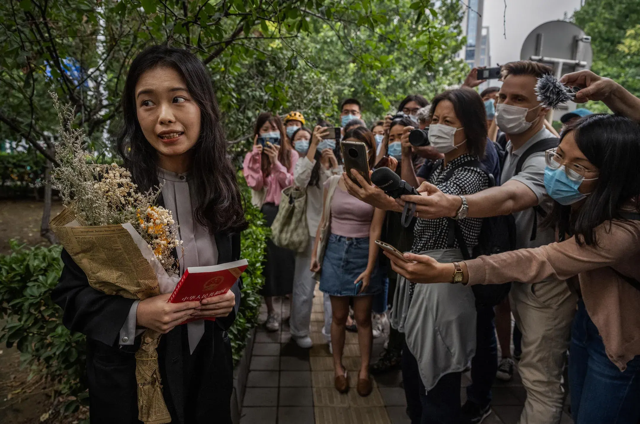 2021 年 9 月 14 日，中国北京，国内 #MeToo 运动领军人物周晓璇，就针对央视著名主持朱军性骚扰案，开庭前向记者发表讲话。摄：Kevin Frayer/Getty Images