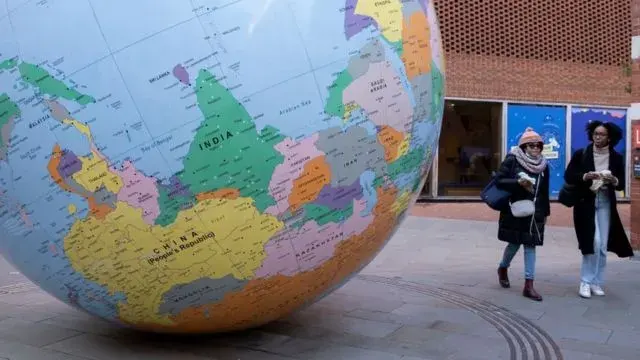 伦敦政治经济学院（LSE）苏瑞福学生中心外展示的艺术家马克・渥林格（Mark Wallinger）作品 "颠倒的世界" 政区地球仪。