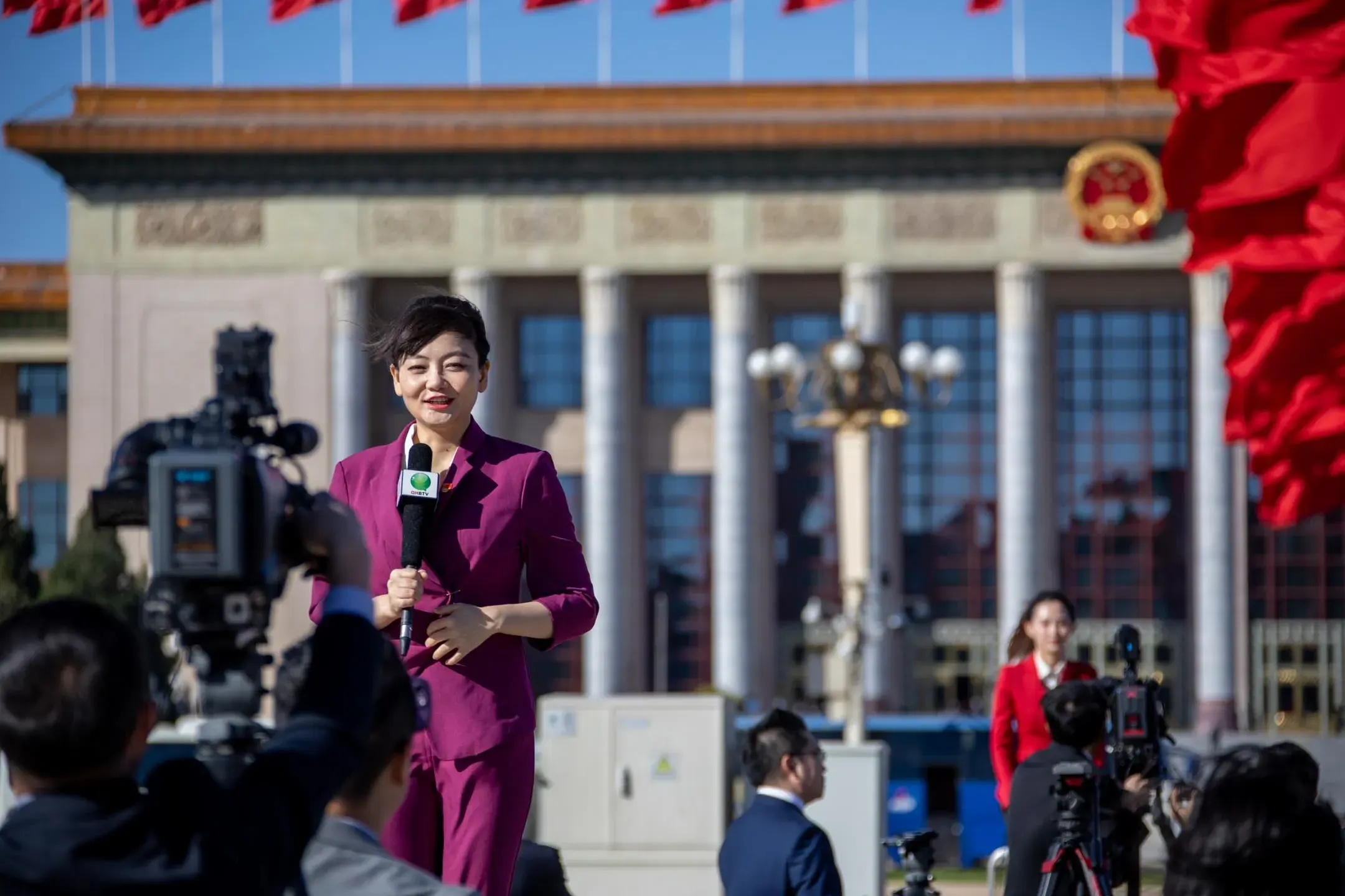 2022 年 10 月 22 日，中国北京，记者在人民大会堂外进行报导。摄：VCG/VCG via Getty Images