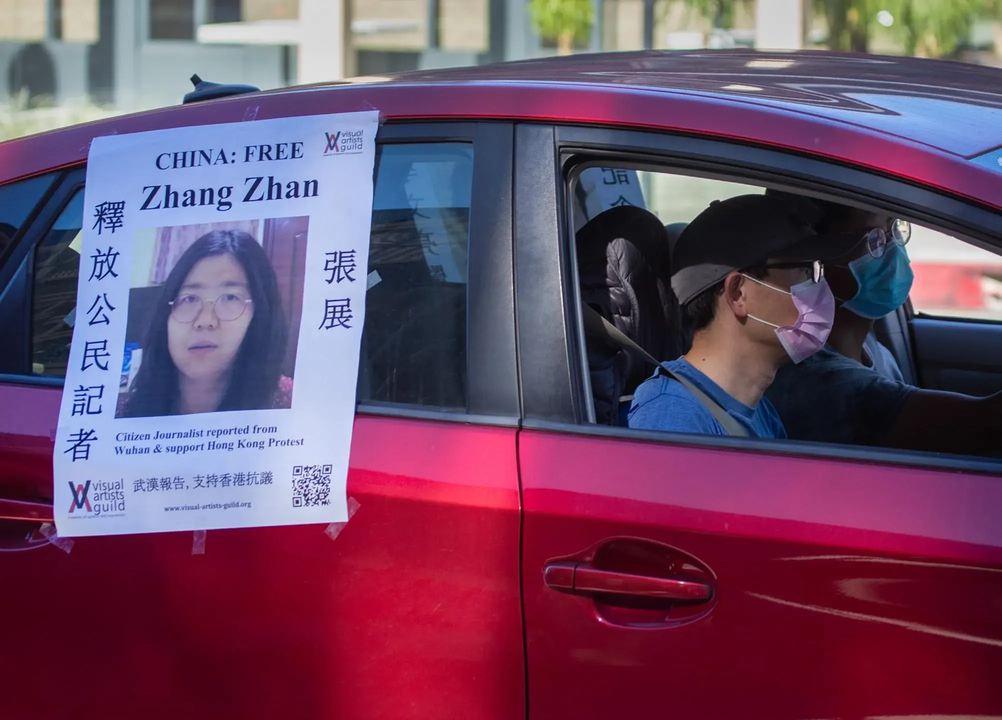 2022 年 11 月 15 日，美国加利福尼亚州，一架私家车挂有声援公民记者张展的海报。张展因批评中国处理冠状病毒，目前被关押在上海监狱。摄：Allen J. Schaben / Los Angeles Times via Getty Images
