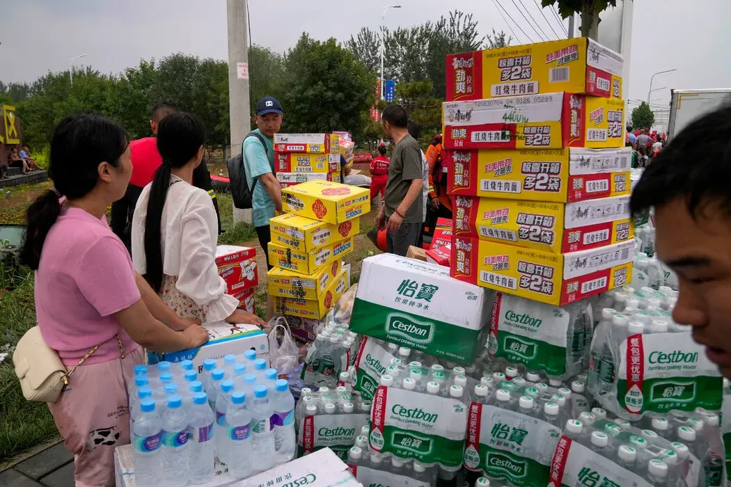志愿者为涿州居民准备食品。 Andy Wong/Associated Press