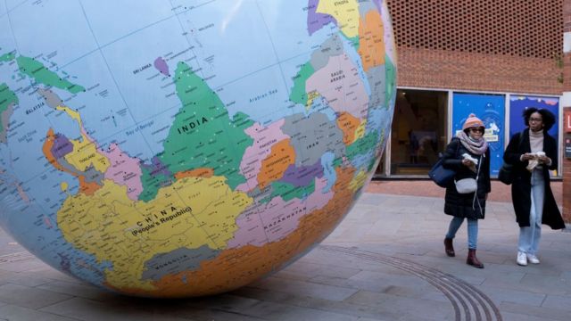 伦敦政治经济学院（LSE）苏瑞福学生中心外展示的艺术家马克 · 渥林格（Mark Wallinger）作品 &ldquo;颠倒的世界&rdquo; 政区地球仪。
