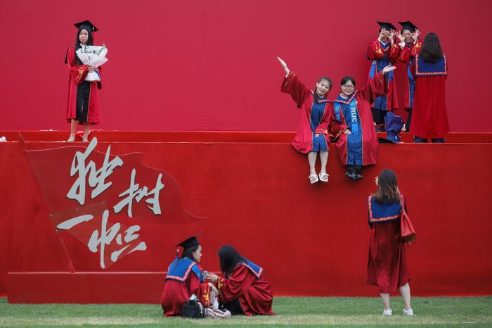 图为中国人民大学 6 月份举办的毕业典礼。图片来源：wu hao/EPA/Shutterstock