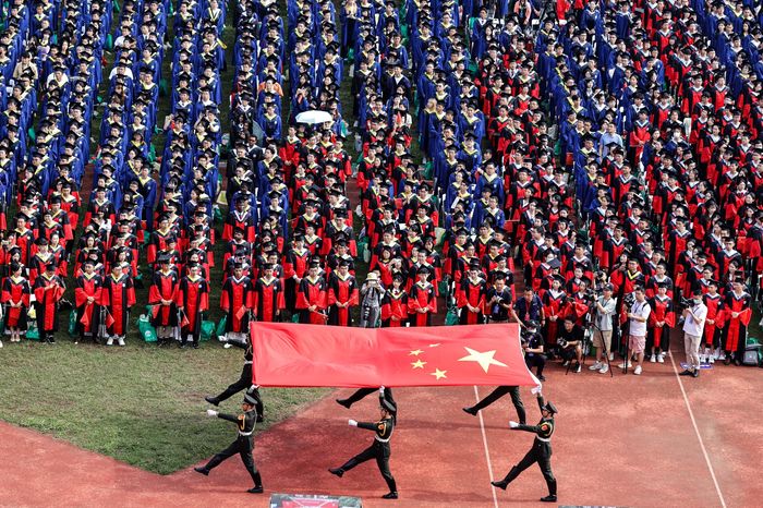 预计 2023 年中国将有 1,160 万名大学毕业生。图为武汉大学 6 月的毕业庆典。图片来源：Getty Images