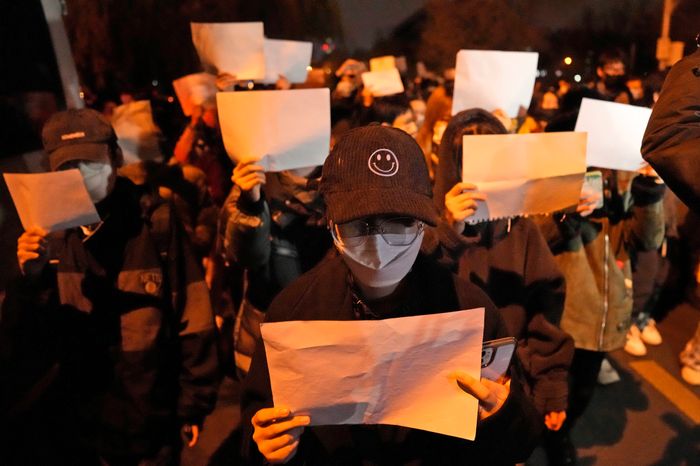 去年 11 月北京的街头抗议活动。图片来源：Ng Han Guan/Associated Press