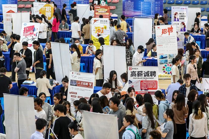 5 月份，毕业生参加在淮安举行的一场民营企业招聘会。图片来源：Zhao Qirui/Cfoto/Zuma Press