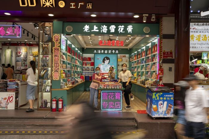 8 月，上海的一家商店的店员在等待顾客。图片来源：Raul Ariano/Bloomberg News