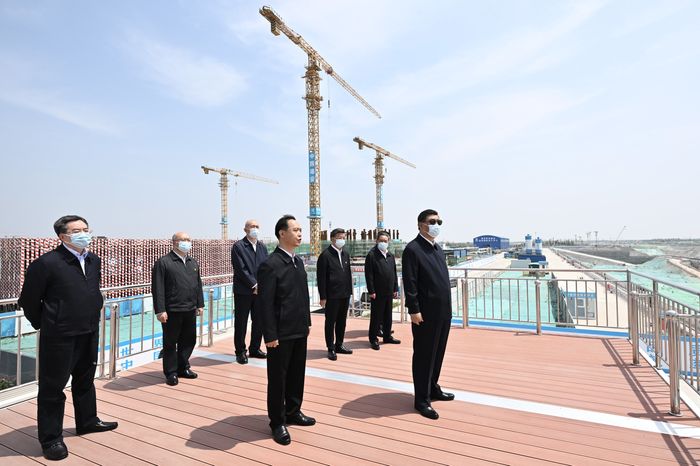 5 月，中国国家主席习近平在河北省视察火车站和国际贸易中心建设工地。图片来源：Yan Yan/Xinhua/Zuma Press