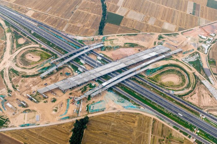 位于中国河南省的高速互通建设工程，摄于 6 月。图片来源：Cfoto/DDP/Zuma Press