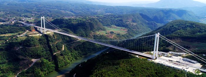 图为云南西部的龙江大桥。云南省政府斥资数千亿美元，建造了这座亚洲最高的悬索桥、6,000 多英里的高速公路以及比中国许多其他地区更多的机场。图片来源：Imagine China/Reuters