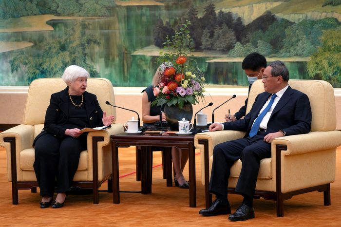 图为美国财长耶伦（左）与中国总理李强会晤，她在最近的访华期间批评了中国对待外国公司的做法。图片来源：Mark Schiefelbein/Press POOL