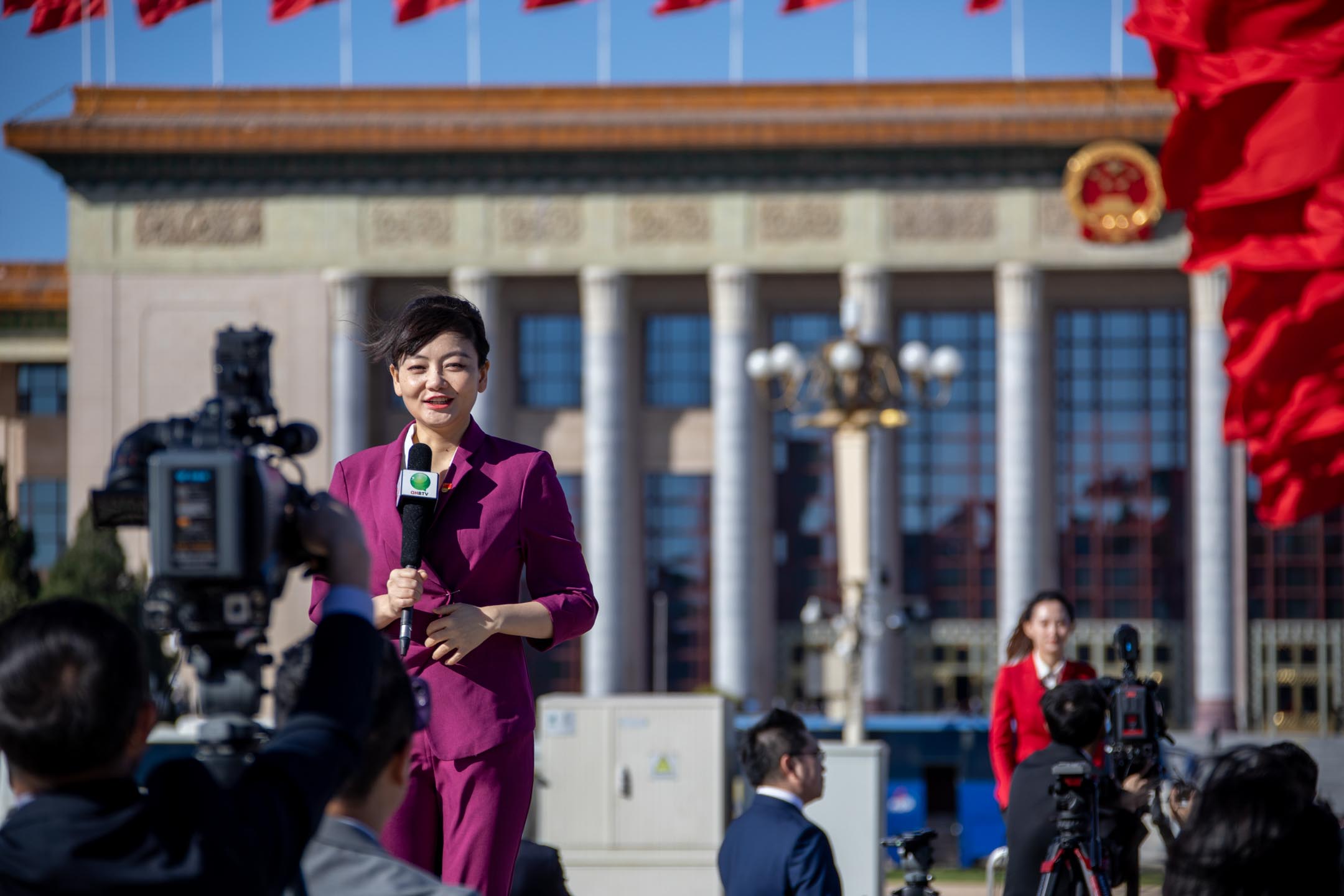 2022 年 10 月 22 日，中国北京，记者在人民大会堂外进行报导。摄：VCG/VCG via Getty Images