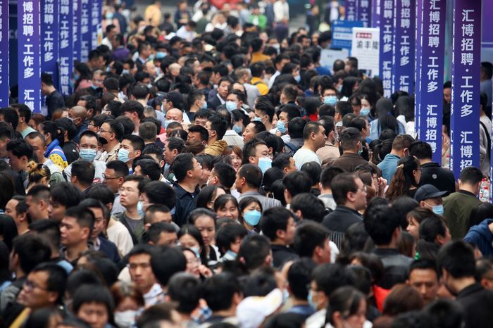 4 月份在重庆的一场招聘会。政府还尝试说服有学历的年轻人从事可能被认为与他们学历不匹配的工作。图片来源：AFP/Getty