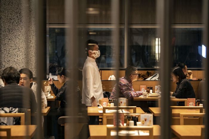 过去十年里创造的许多服务业工作岗位都是较低端职位，比如外卖骑手和餐厅服务员。图片来源：Qilai Shen/Bloomberg News