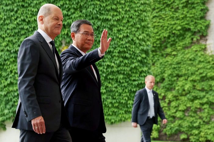 德国总理朔尔茨和中国总理李强 6 月份在柏林会晤期间。图片来源：Liesa Johannssen-Koppitz/Bloomberg News